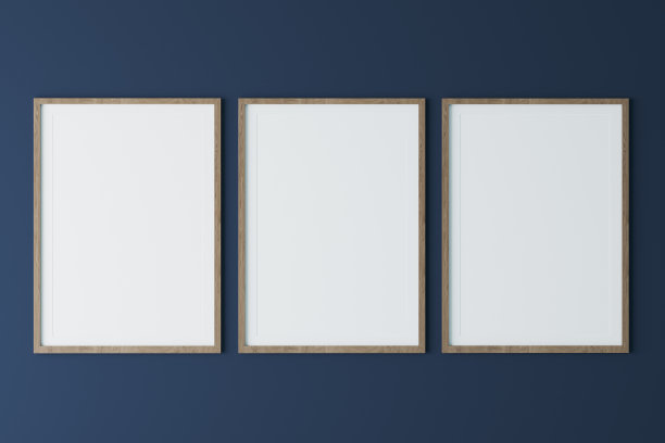 三个垂直的木框架在深蓝色的墙上，海报框架模拟图片下载