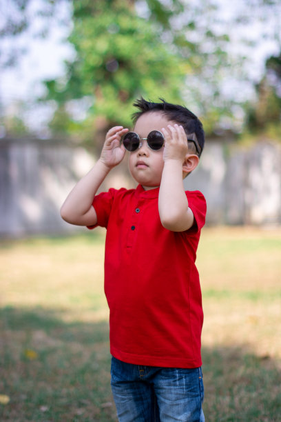 中国新年男孩手捧太阳眼镜图片下载