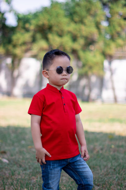 中国新年男孩太阳玻璃抬腿图片下载