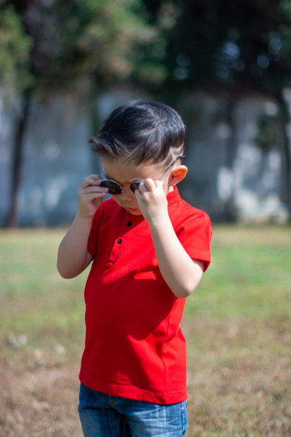 戴太阳眼镜的中国新年男孩图片下载