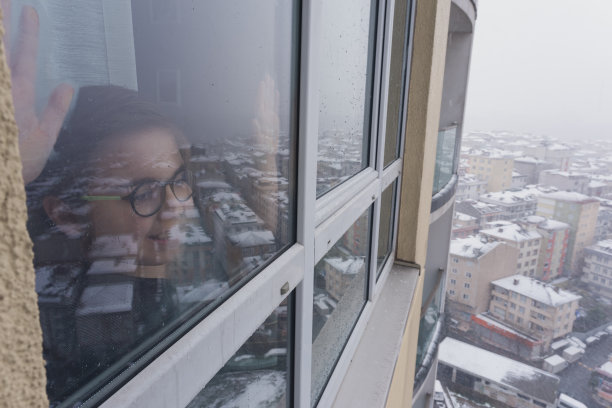 冬天第一场雪的幸福。图片下载