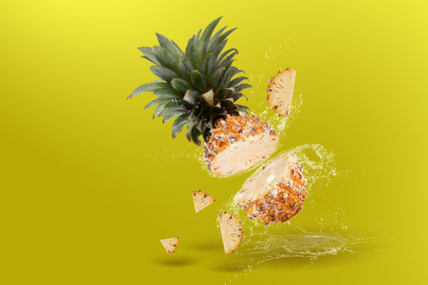 水溅在分开的菠萝水果孤立的黄色背景图片下载