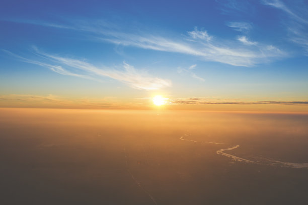 薄雾清晨的乡村景色。日出时的乡村鸟瞰图图片下载