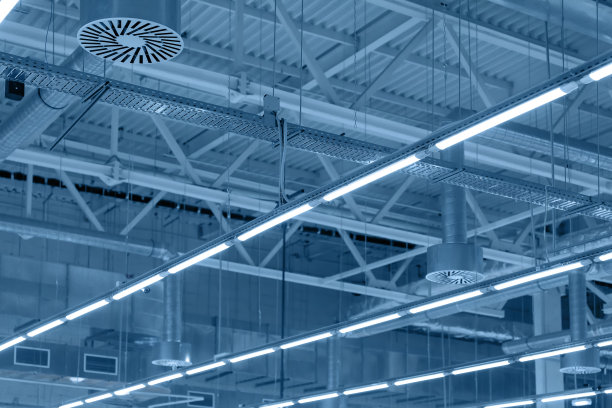 工业建筑、展览馆或其他商业场所吊顶照明送风、排风系统。仓库空调图片下载