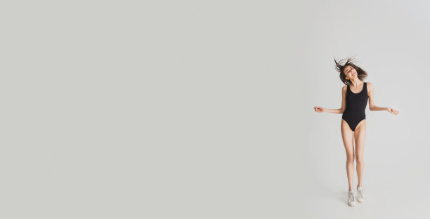 美丽的年轻女人的肖像孤立在白色的工作室背景。开心，快乐，完整图片下载