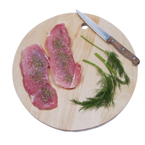 生猪排放在木切圆板上，孤立在白色背景上，俯视图，平铺图片下载