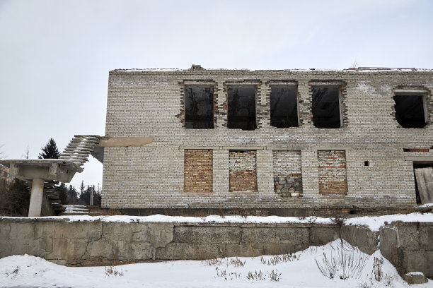 废弃的硅酸盐砖建筑，窗户用砖块填充图片下载