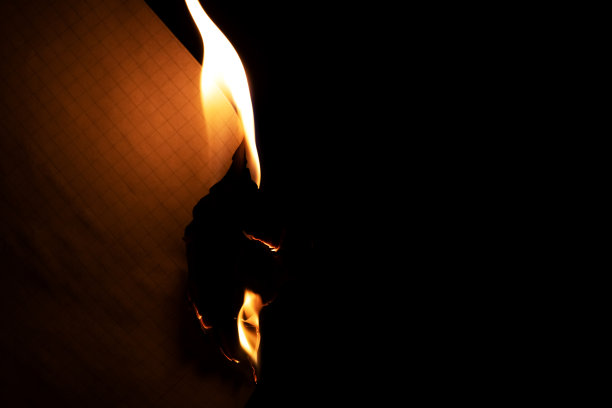 在黑暗中焚烧纸张图片下载