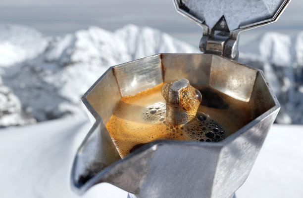 咖啡准备好了。在雪山里用摩卡壶煮咖啡。图片下载