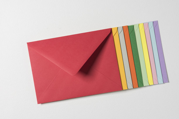 白色背景上的彩色信封图片下载