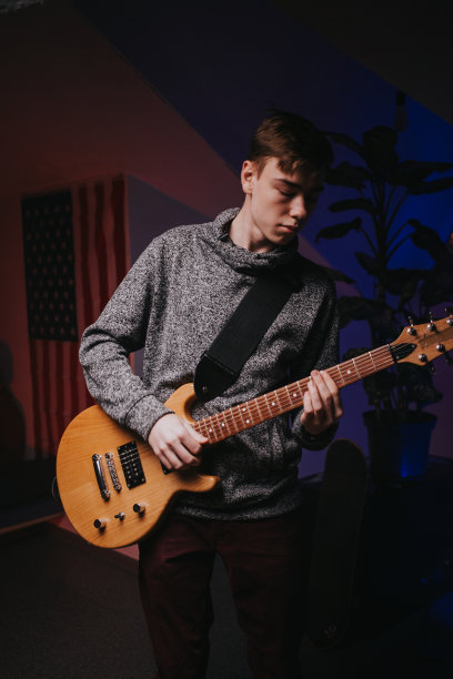 精力充沛的年轻人用吉他演奏摇滚乐图片下载