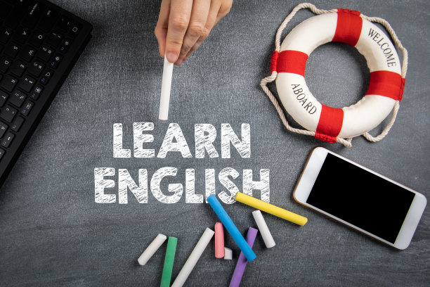 学习英语。教育、远程学习和职业理念。电脑键盘和手机图片下载