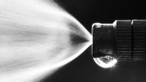 喷水装置近距离喷洒液体图片下载