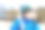 一个戴着医用口罩的小男孩在去学校的路上。孩子背包背包。学生在寒冷的秋冬天穿上暖和的衣服。冠状病毒大流行期间的封锁和隔离时间图片下载