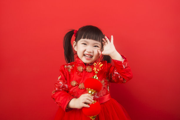 一个中国女孩提着灯笼庆祝春节图片下载