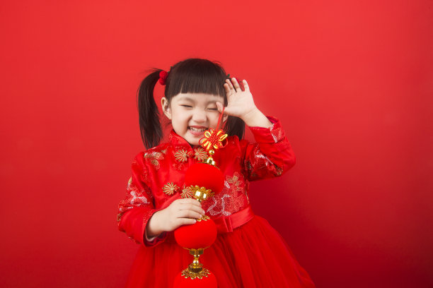 一个中国女孩提着灯笼庆祝春节图片下载