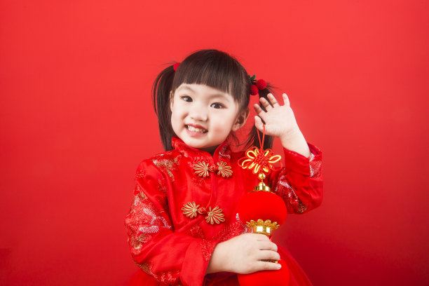 一个中国女孩提着灯笼庆祝春节图片下载