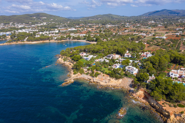 这是西班牙伊比沙岛美丽的无人机拍摄的照片，在一个炎热阳光明媚的夏日，海边金色的沙滩上，人们在放松和日光浴图片下载