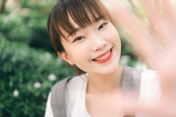 POV的肖像年轻可爱的亚洲青少年学生女子用手机自拍照片。图片下载