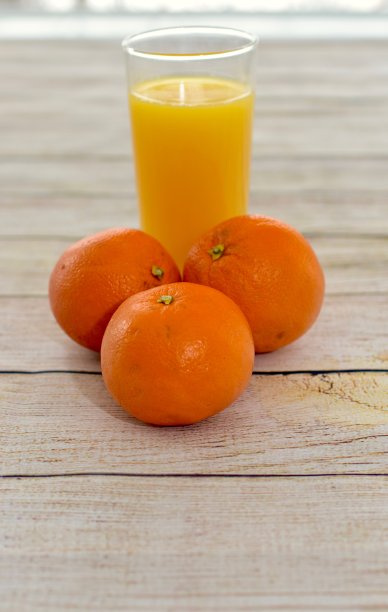 鲜榨橙汁和健康的有机橙，简单的照片健康的生活理念图片下载