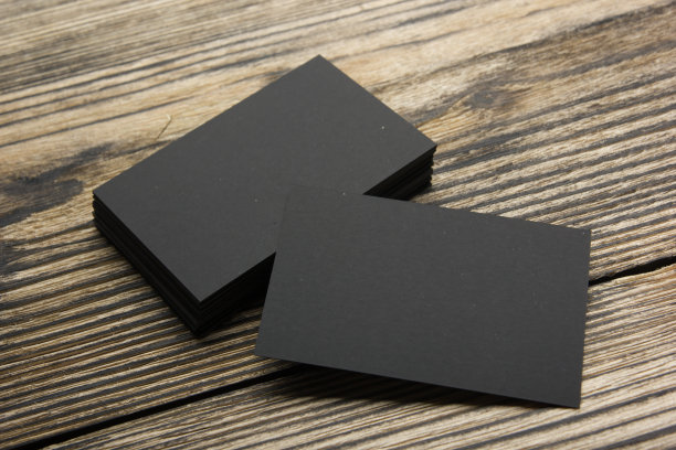 名片空白木质背景。企业文具，品牌模型。创意设计师的办公桌。平的。文本复制空间图片下载