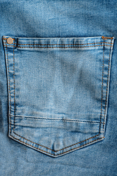 蓝色牛仔裤上的牛仔口袋。垂直的框架。图片下载