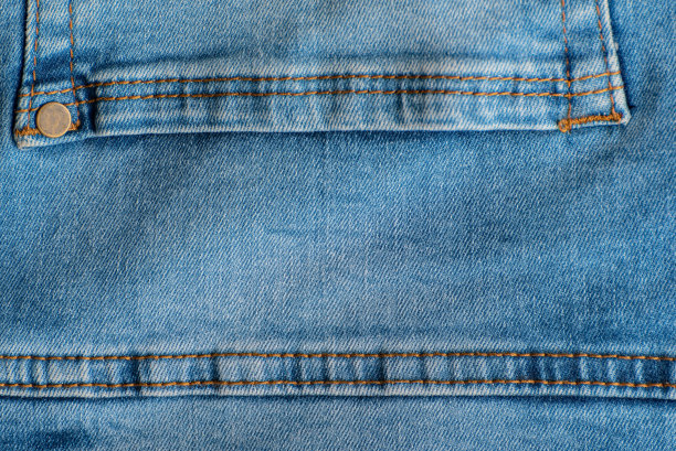 牛仔裤后口袋靠近。牛仔蓝色。缝合在牛仔裤。铆钉图片下载