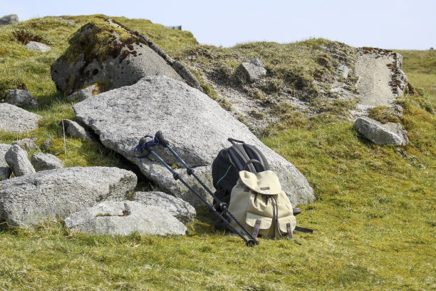 徒步旅行的手杖和两个背包。图片下载