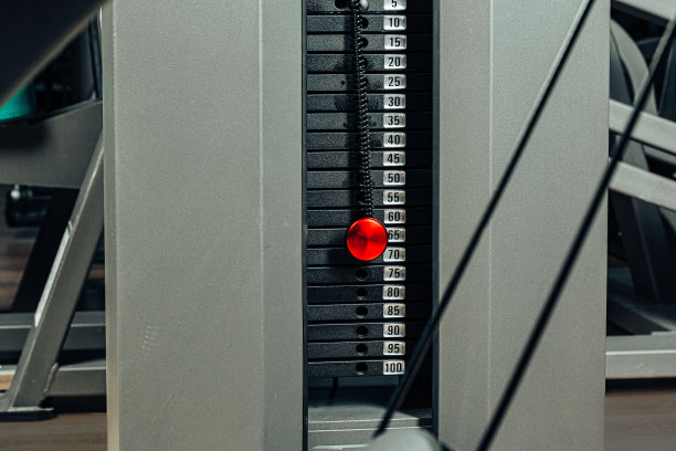 近距离照片的训练器械在一个健身房图片下载