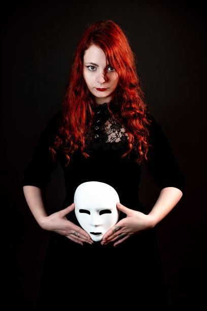 森林里的年轻女子，哥特式风格的红色卷发。图片下载