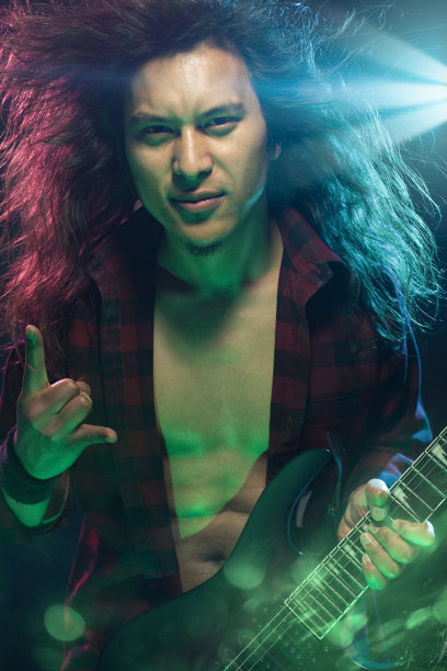 摇滚音乐家拿着吉他，做着手势。图片下载