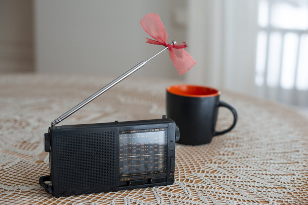 带有复古收音机和咖啡杯的静物画。世界广播的一天。图片下载
