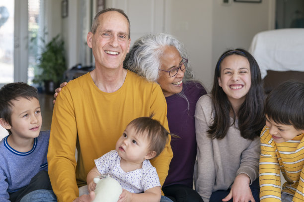 一对快乐的退休夫妇和他们的孙子们在一起图片下载