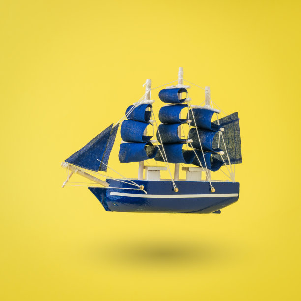 安装一艘旧船，船帆在黄色背景上。图片下载