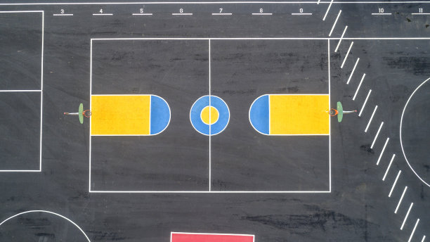 空旷的校园和操场图片下载