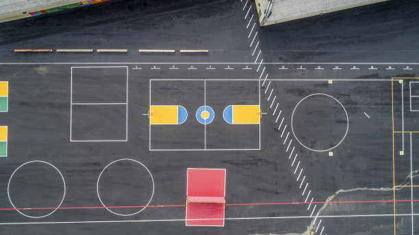 空旷的校园和操场图片下载