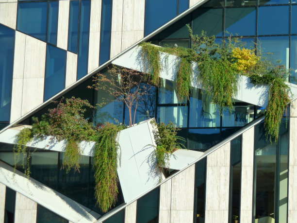 位于德国D sseldorf的Koe -Bogen购物中心和Breuninger百货商店的立面上的绿色空间。图片下载