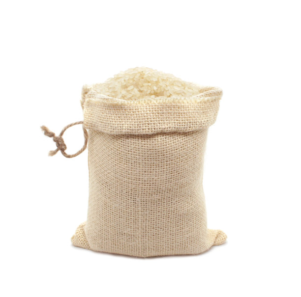 粗麻袋大米孤立在白色背景上。特写镜头。图片下载