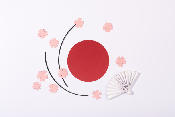 红色的太阳和粉红色的花孤立在白色的背景上。为日本国家建基日设计纸张。图片下载