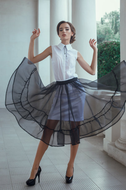 美丽的女人摆长连衣裙在利瓦迪亚图片下载