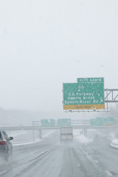 多车道高速公路在潮湿的暴风雪条件下的交通图片下载