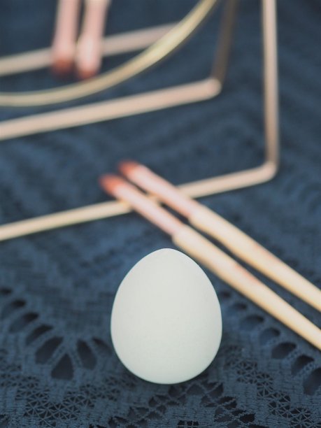 化妆刷上黑色和金色的背景图片下载