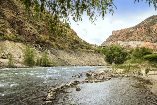 阿图尔河，在这里你可以练习各种极限运动，圣拉斐尔，门多萨，阿根廷。图片下载