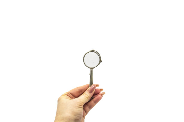 在白色的背景上拿一个19世纪中期的老式洛格奈特图片下载