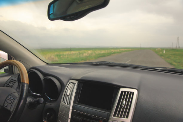 汽车在路上行驶图片下载