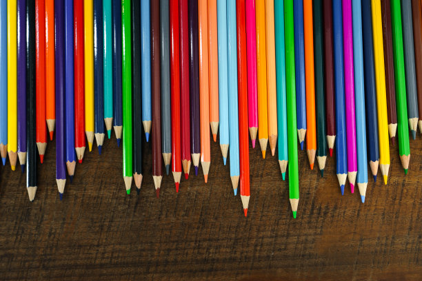 在家工作，把彩色铅笔放在家里的课桌前图片下载