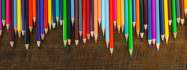 在家工作，把彩色铅笔放在家里的课桌前图片下载