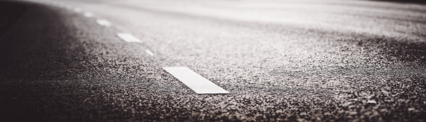 黑色柏油路和白色分界线图片下载