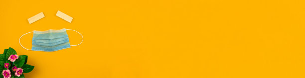 新常态下，新冠肺炎大流行期间，人们用医用口罩平躺概念横幅表达悲伤和情绪图片下载