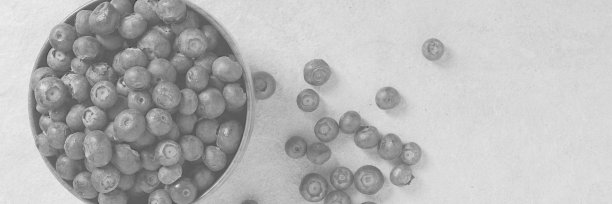 棕色木碗上放着蓝莓图片下载